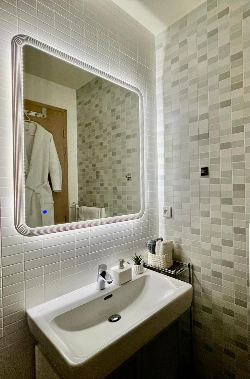 Luxury In And Free Parking Apartmán